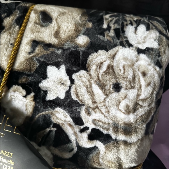 RACHEL Rachel Roy Plush Floral Blanket - Black and Cream - Picture 2 of 3